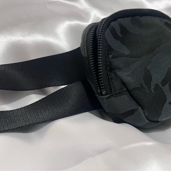 🦄OG CAMO Everywhere Belt Bag🦄 - Picture 4 of 12